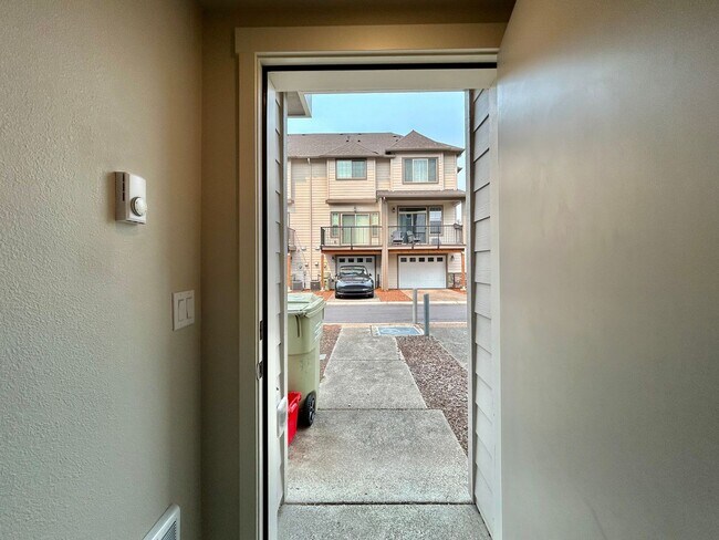 Building Photo - Stunning 2 Bed, 2.5 Bath Craftsman Townhome with Community Amenities!