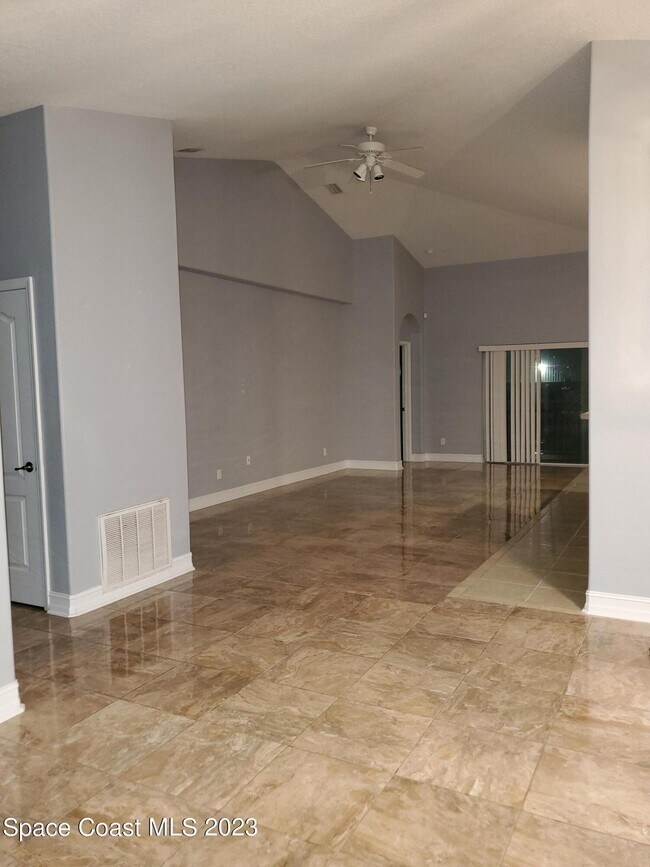 Building Photo - 1045 Venetian Dr