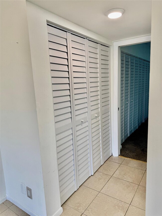 Building Photo - 440 Fanshaw K