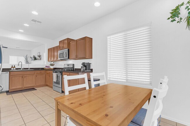 Building Photo - Stunning Single-Level Rental In The Highly Sought-After Anthem at Merrill Ranch!