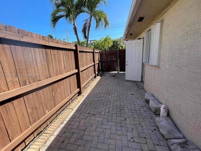 Building Photo - 1021 N Victoria Park Rd