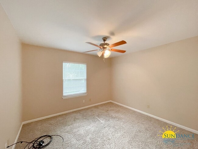 Building Photo - Beautiful 3 Bedroom Townhouse Close to Both Bases!