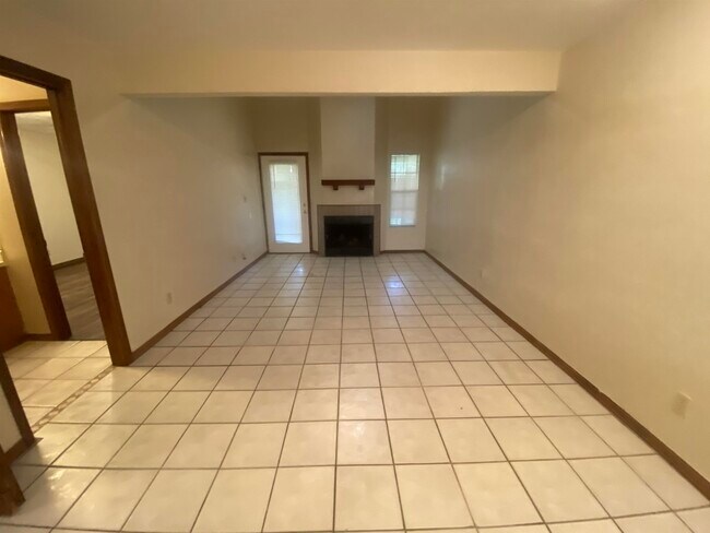 Building Photo - 1102 Greentree Ct