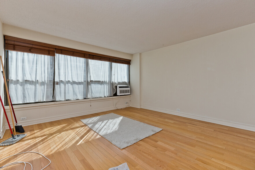 Primary Photo - 2930 N Sheridan Rd