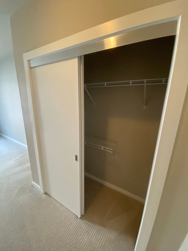 Building Photo - Advent - Low Deposit In-Unit Laundry Condo...