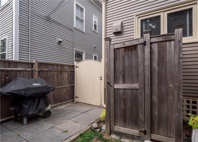 Building Photo - 3 Pell St