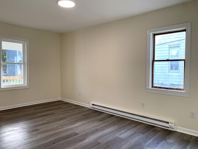 Building Photo - Newly renovated 4 bed/2.5 bath single fami...