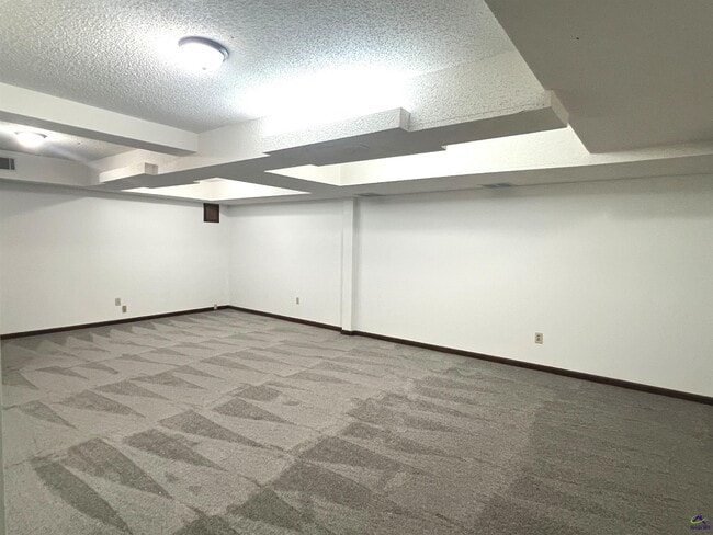 Building Photo - 136 River Knoll