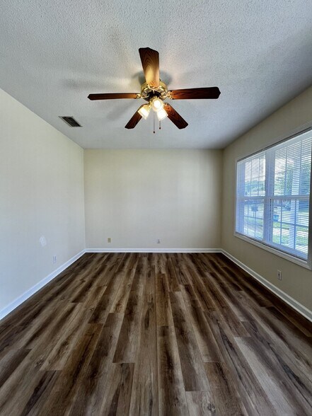 Building Photo - "Charming 2-Bedroom Retreat with 912 Sq Ft of Cozy Living in Oak Grove!"