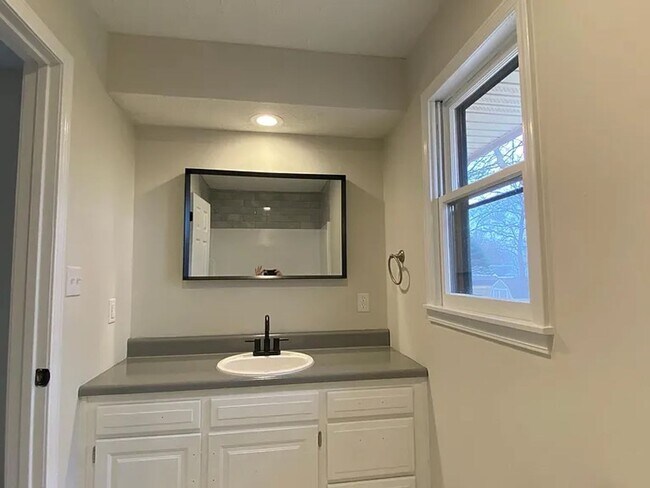 Building Photo - Charming 3-Bedroom Home in a Great South S...