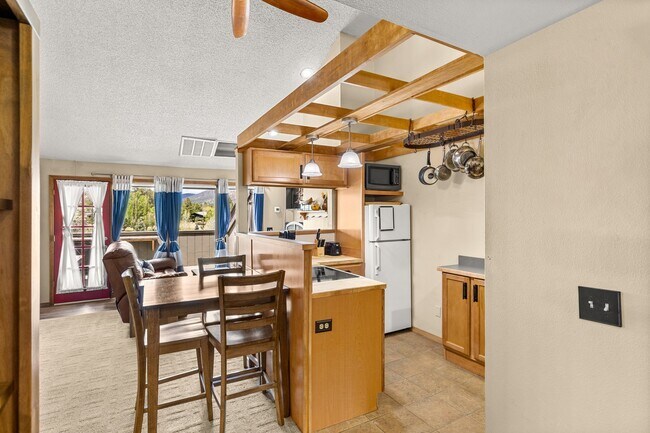 Building Photo - 2600 Valley View Dr