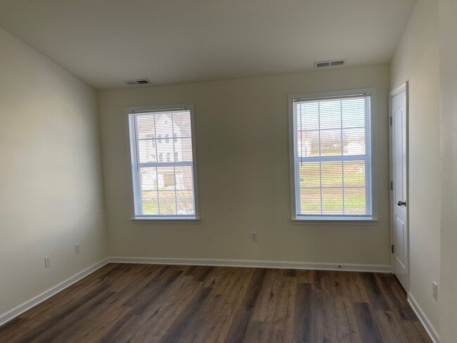 Building Photo - Spacious Duplex close to schools and shopping. Move in mid-June