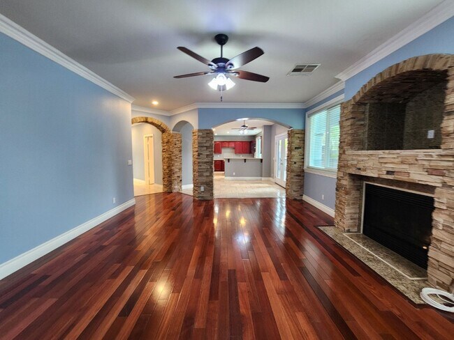 Building Photo - Entertainers Delight with minutes of shopping and restaurants