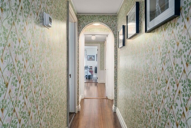 Building Photo - 4 Gray Gardens W