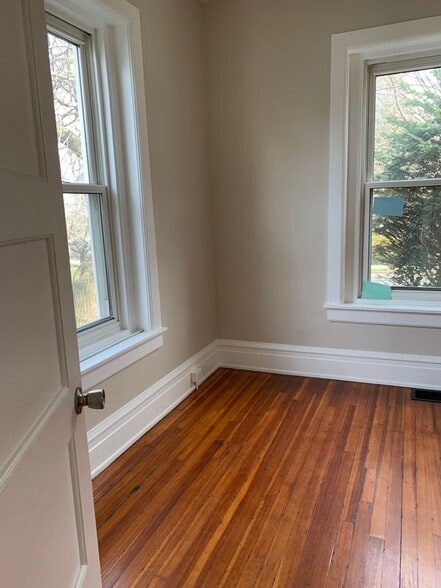 Building Photo - 517 Seneca St