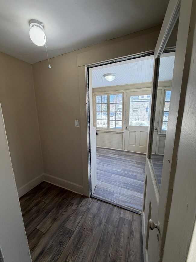 Building Photo - 1003 1/2 Sunset Ave