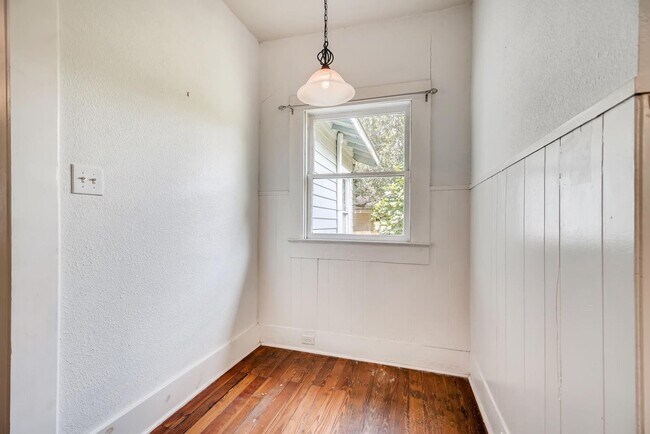 Building Photo - 826 W Mulberry Ave