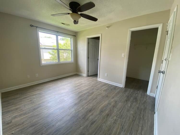 Building Photo - Room in Condo on Carlton Ave