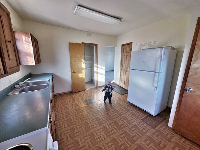 Building Photo - 801 E 6th- 4 bedroom house
