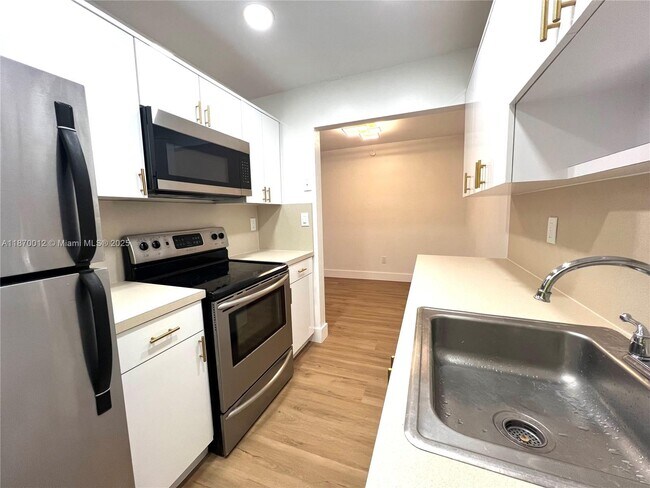 Building Photo - 10822 N Kendall Dr