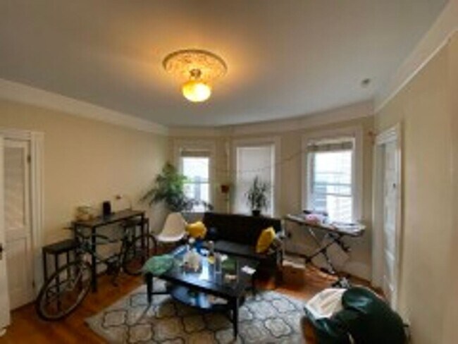 Building Photo - NEU 4 BR Apartment (in unit laundry!)- NO FEE - 9/1