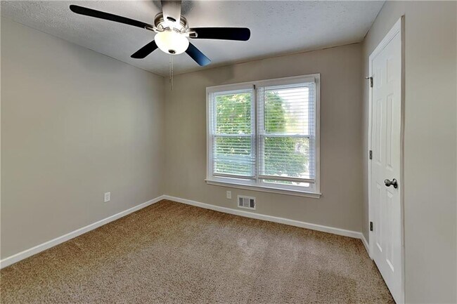 Building Photo - 434 Robin Hood Dr