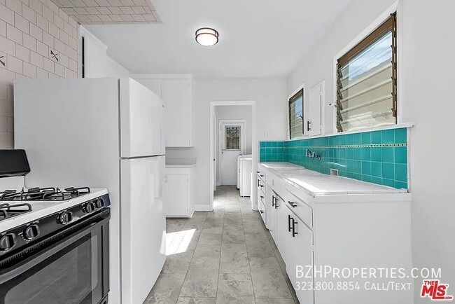 Building Photo - Charming Duplex in McCarthy Circle – Class...