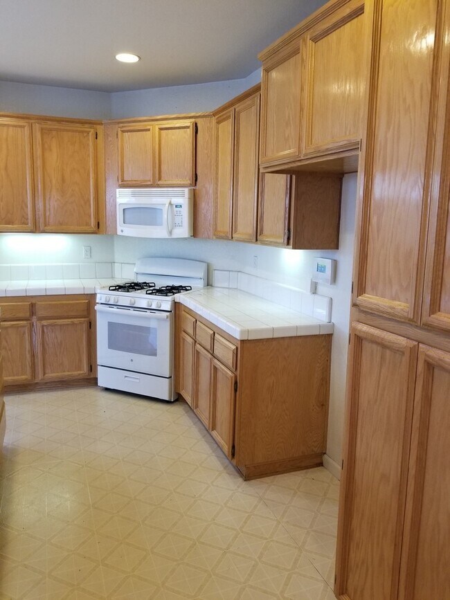 Building Photo - VERY CUTE 3BD/2BTH SINGLE FAMILY IN NORTH LINCOLN