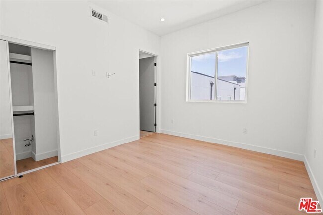 Building Photo - 5214 Satsuma Ave