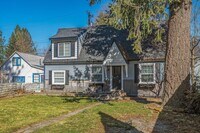 Building Photo - Sanders Beach home 3 bed 2 bath with second living room