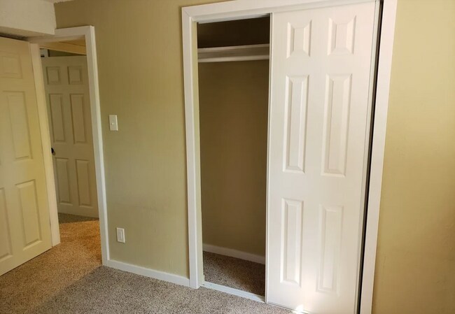 Building Photo - 805 Pioneer Ln