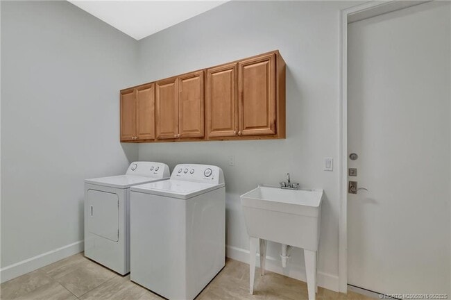 Building Photo - 311 SE Cardinal Way