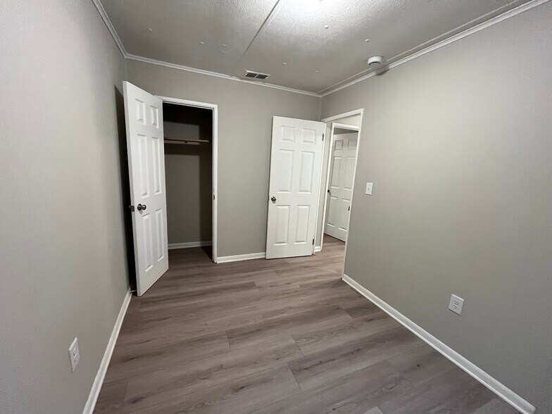 Building Photo - 5901 Leone Dr W