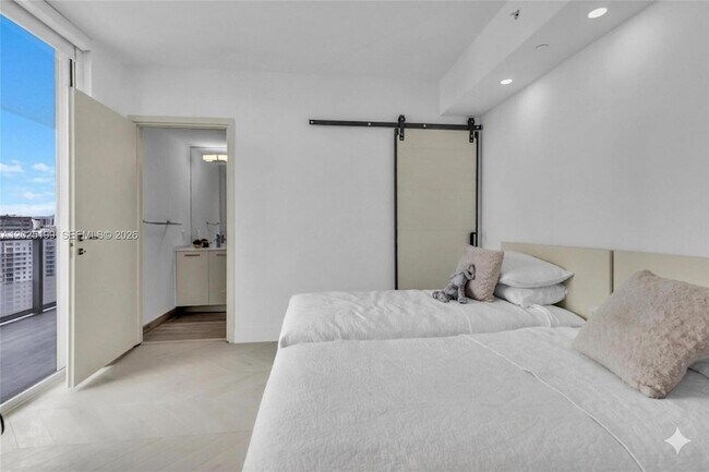 Building Photo - 1300 Brickell Bay Dr
