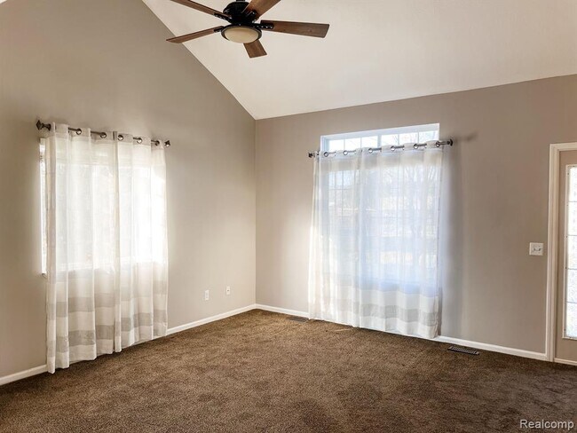 Building Photo - 1104 E Oak Dr