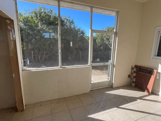 Building Photo - 2/2 in Warm Mineral Springs