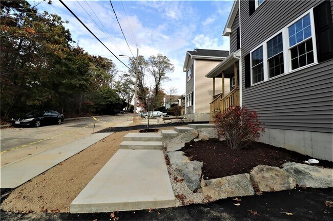 Building Photo - 121 Hillcrest Ave