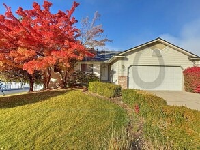 Building Photo - Beautiful Private Community Rancher