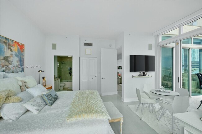 Building Photo - 1155 Brickell Bay Dr