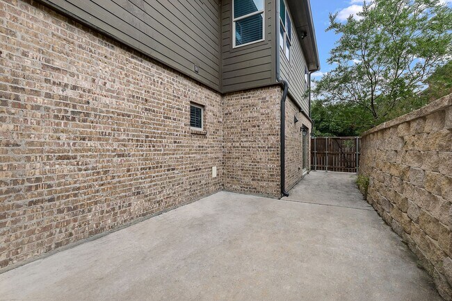 Building Photo - * MOVE IN SUMMER 07/06/2027 * 6 Bed 4 Bath, Walk to TCU, Free Light Housekeeping