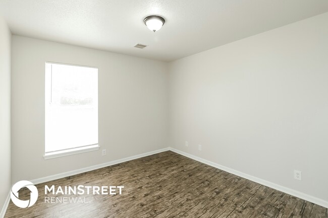 Building Photo - 7303 Oak St