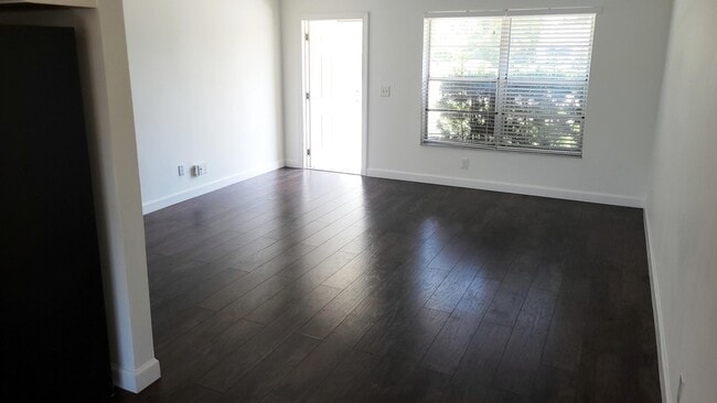 Building Photo - 135 Village Cir