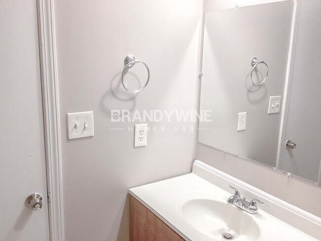 Building Photo - One month FREE RENT
