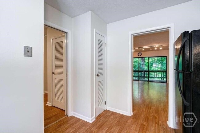 Building Photo - 108 Fernbanks Ct