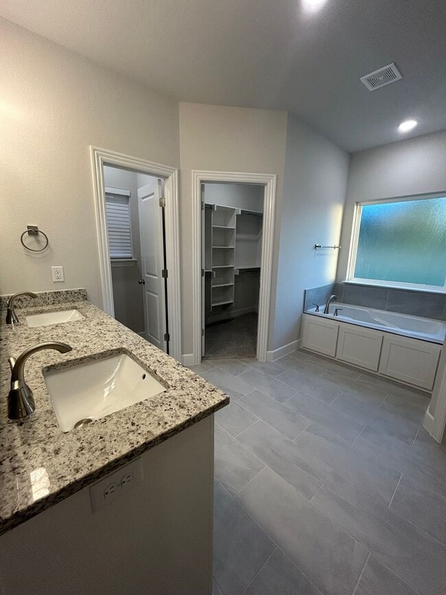 Building Photo - Beautiful Bentonville Home! 4 Bedrooms, 2....