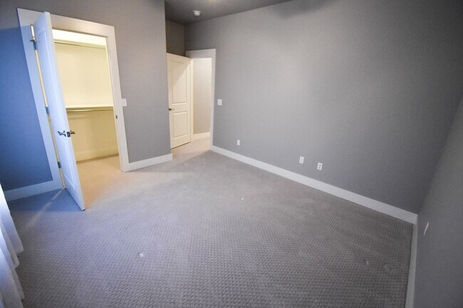 Building Photo - Stunning 3 Bedroom, 2.5 Bathroom Home in F...