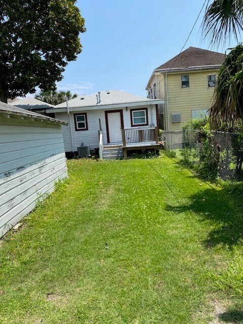 Building Photo - 3914 Bernardo De Galvez Ave