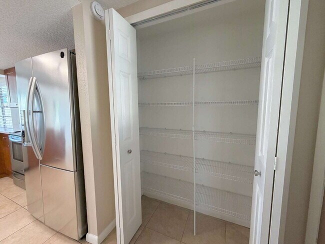 Building Photo - Spacious 2/2 with home with fenced yard in great Port Richey location.