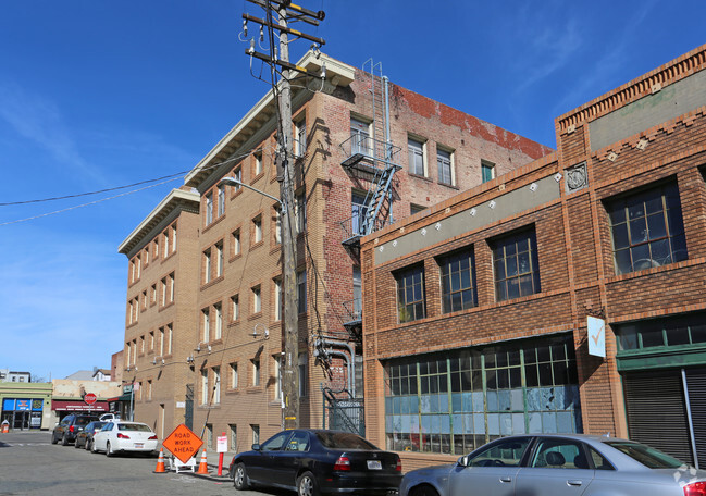 Building Photo - 498 25th St