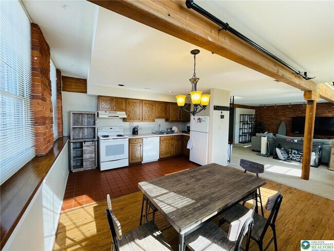 Building Photo - 101 W Race St